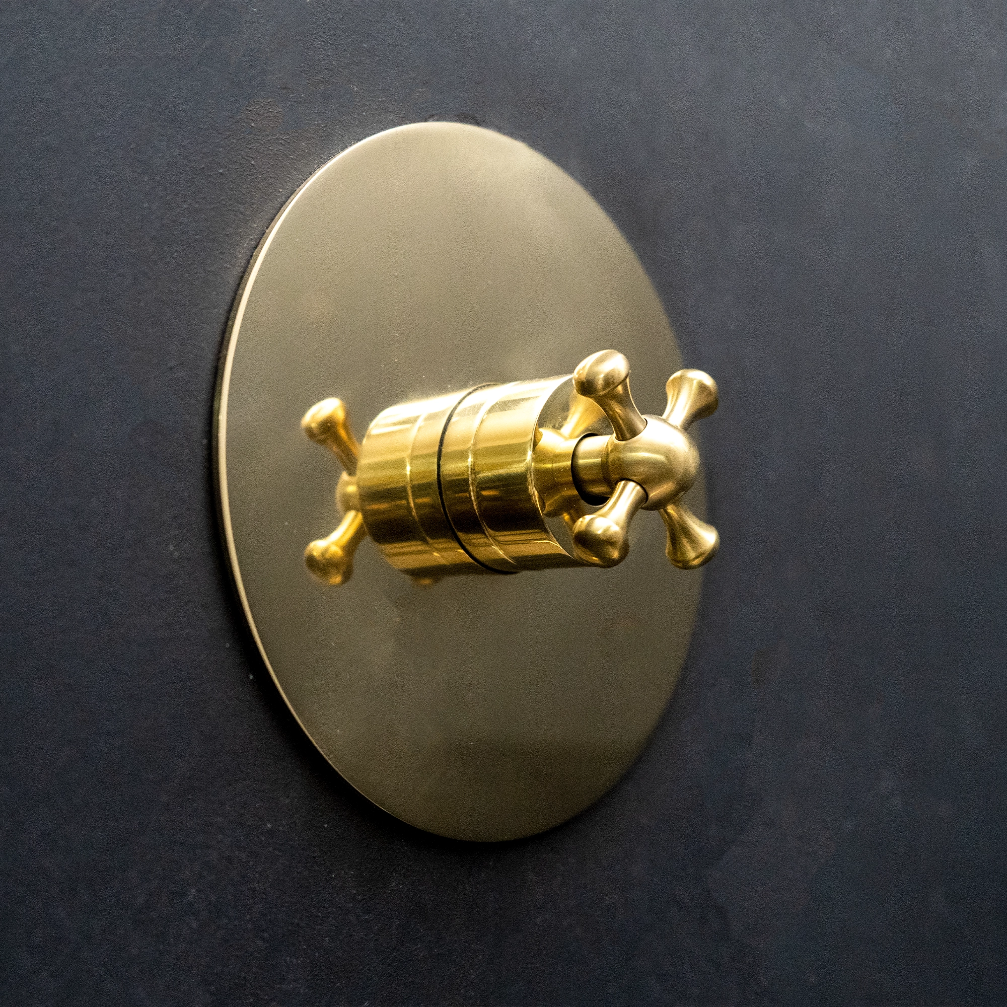 Handcrafted Solid Brass Luxura Thermostatic Shower Shower System - Detail View | Brassna