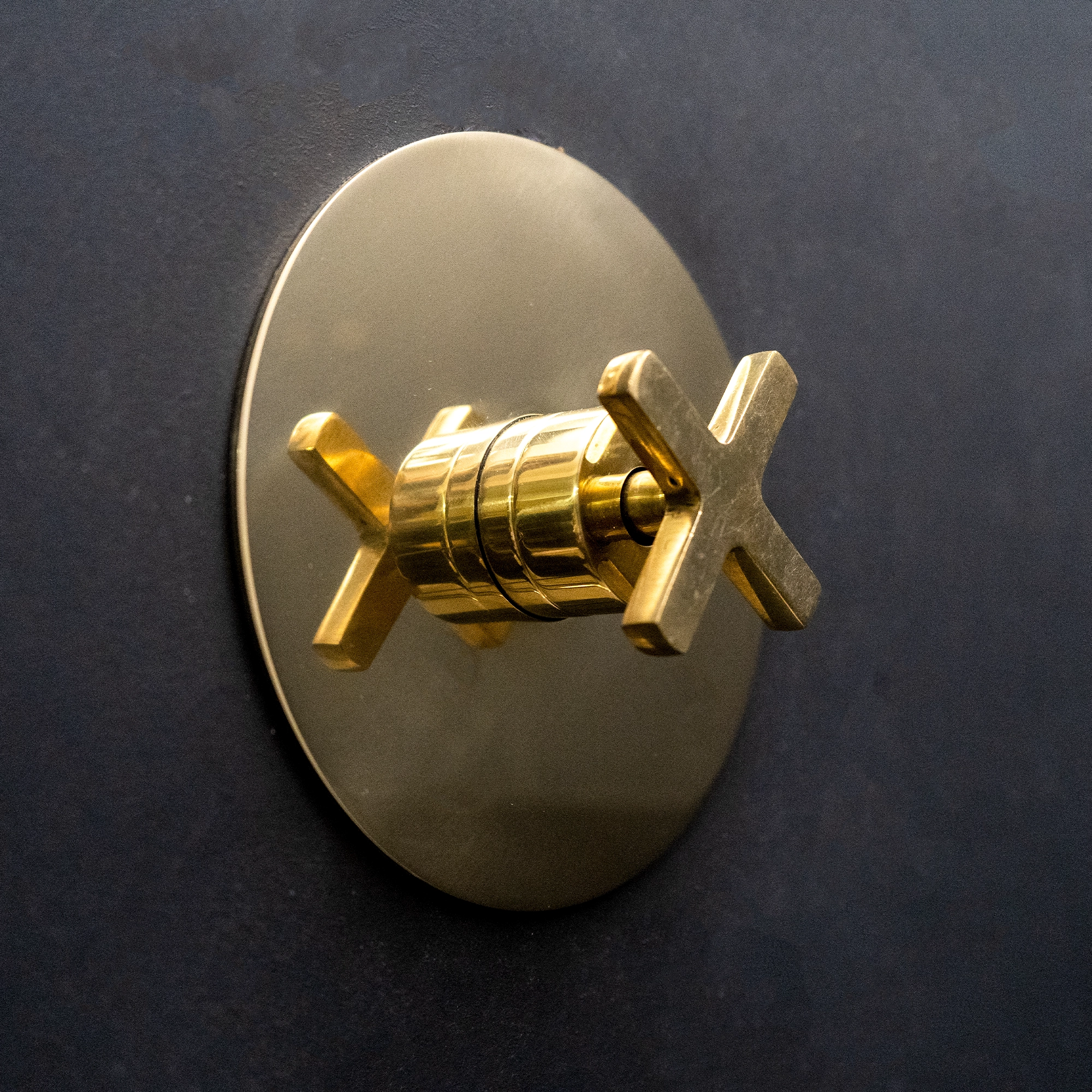 Handcrafted Solid Brass Luxura Thermostatic Shower H002 Shower System - Detail View | Brassna