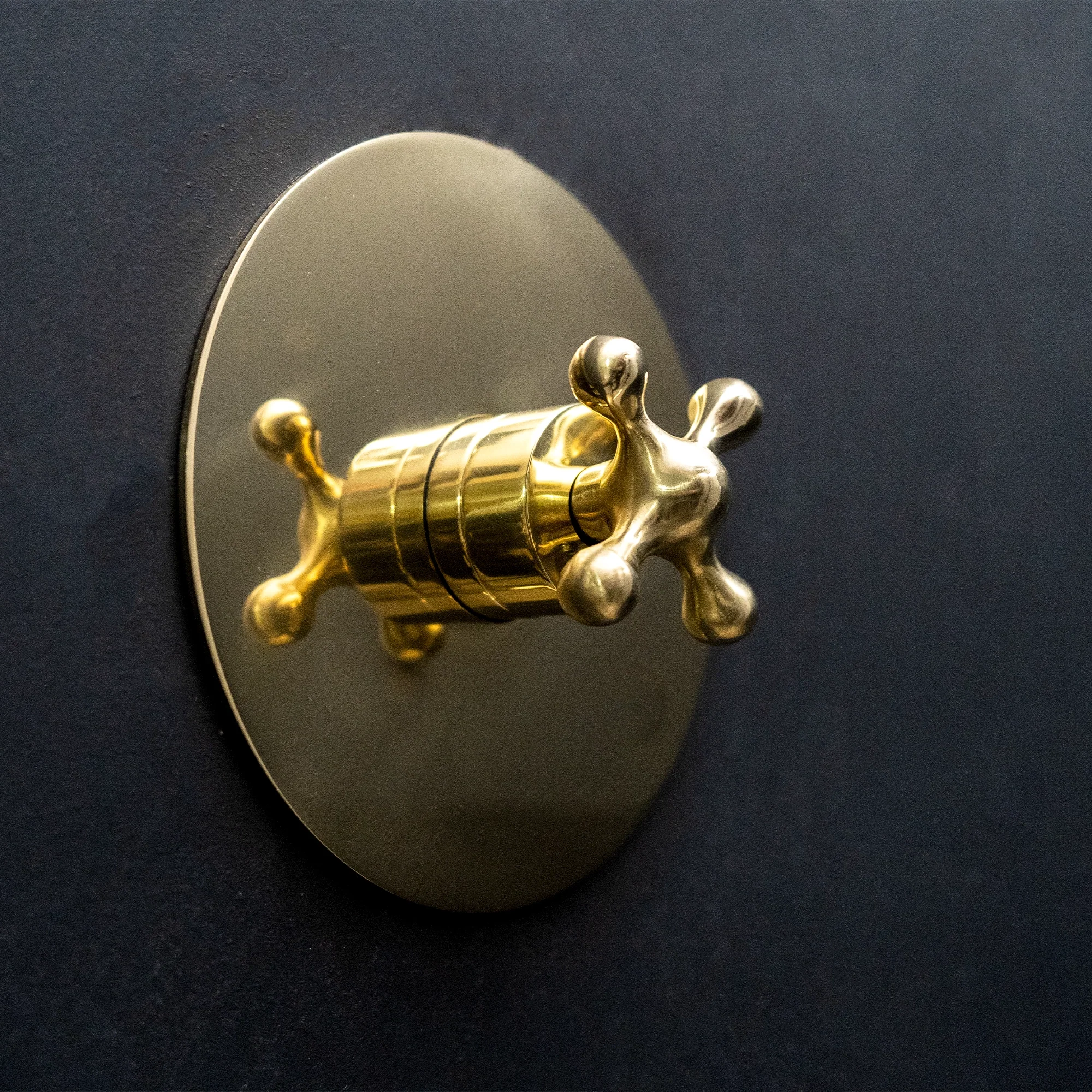 Handcrafted Solid Brass Luxura Thermostatic Shower Shower System - Detail View | Brassna