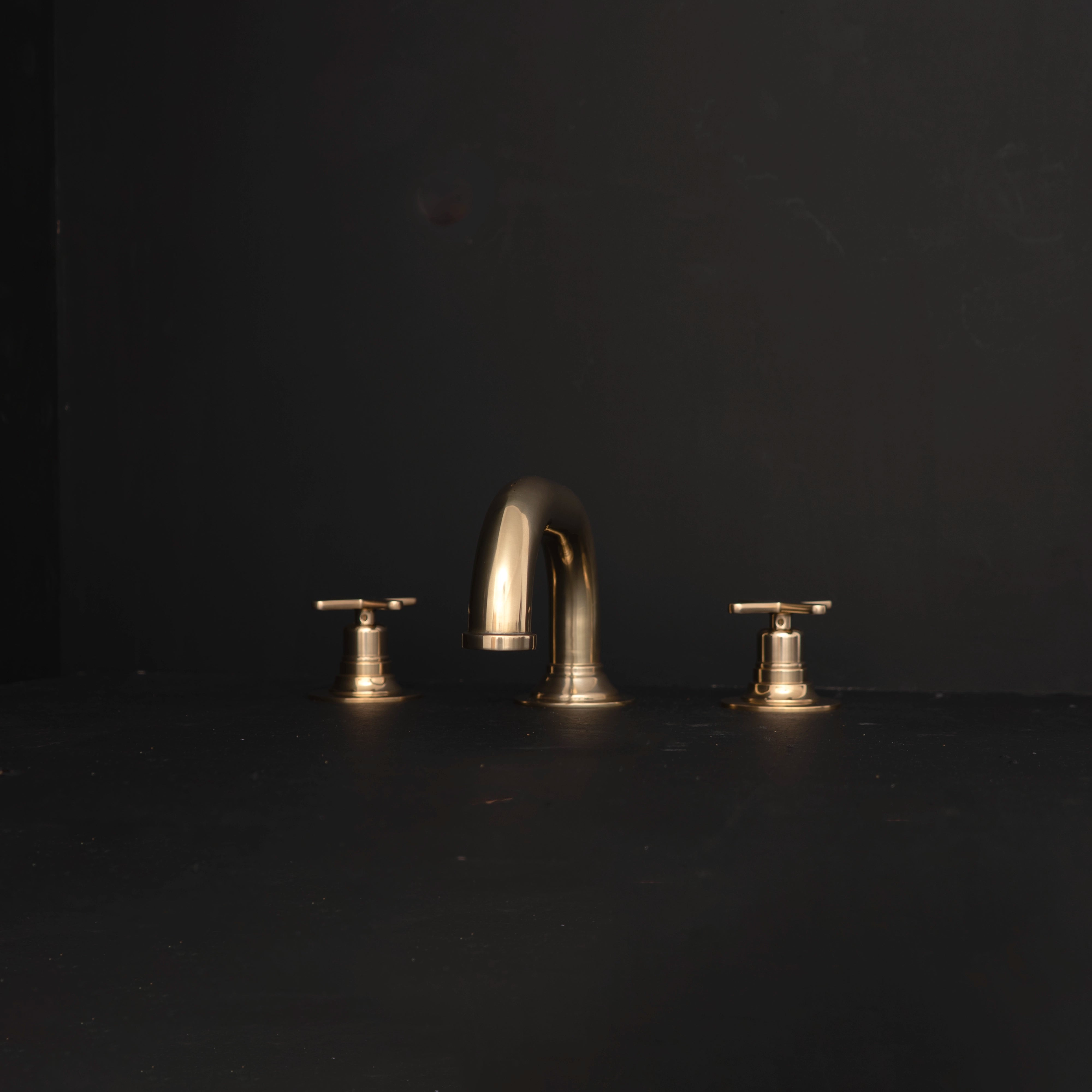 Unlacquered Brass Deck Mounted Sink Faucet, Widespread 3 Holes Bath Faucet Deck Mounted Faucet