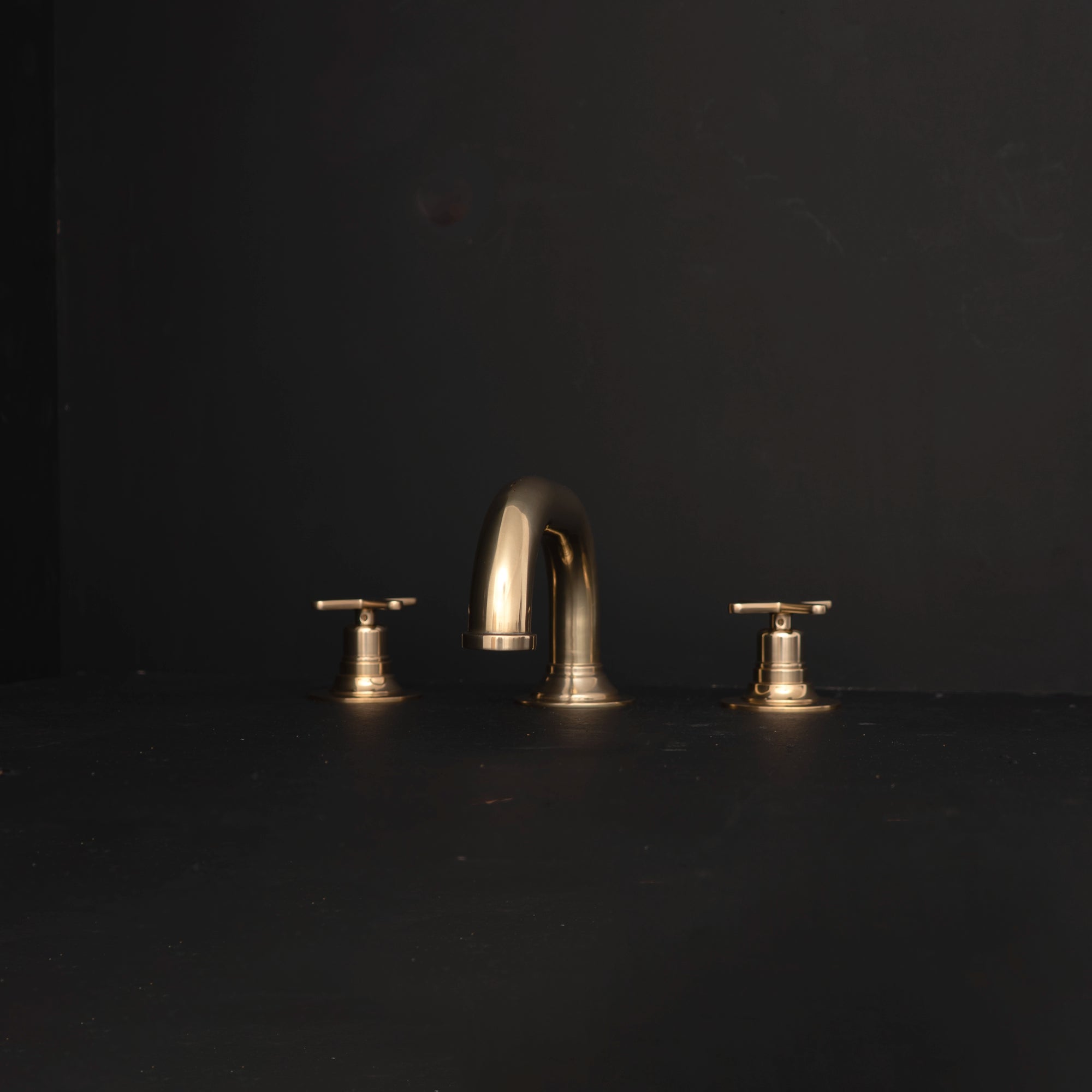 Unlacquered Brass Deck Mounted Sink Faucet, Widespread 3 Holes Bath Faucet Deck Mounted Faucet