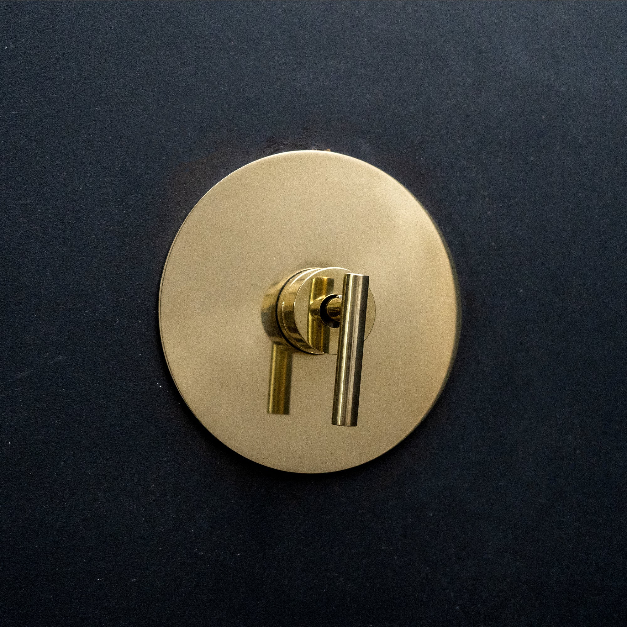 Handcrafted Solid Brass Luxura Thermostatic Shower Shower System - Detail View | Brassna