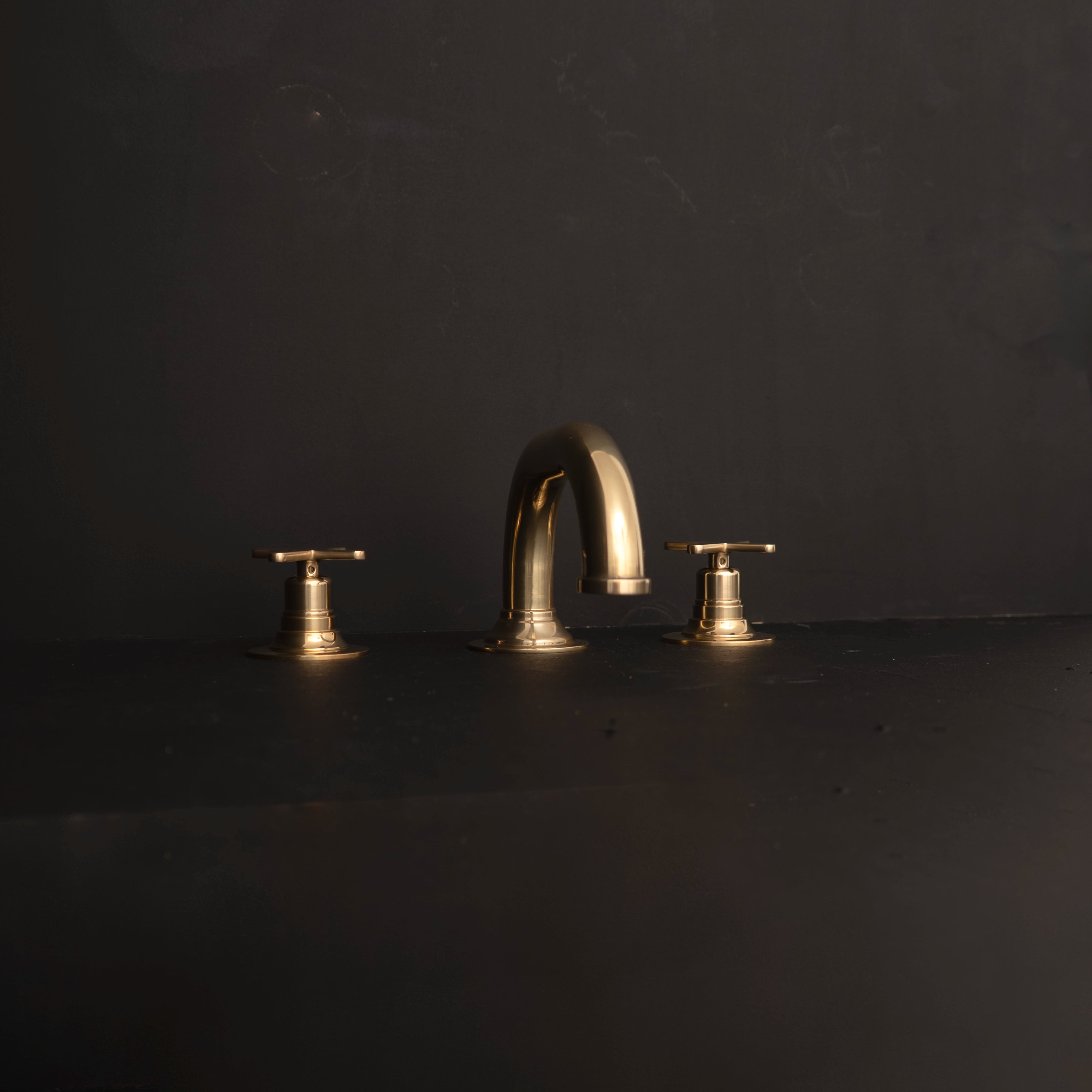 Unlacquered Brass Deck Mounted Sink Faucet, Widespread 3 Holes Bath Faucet Deck Mounted Faucet