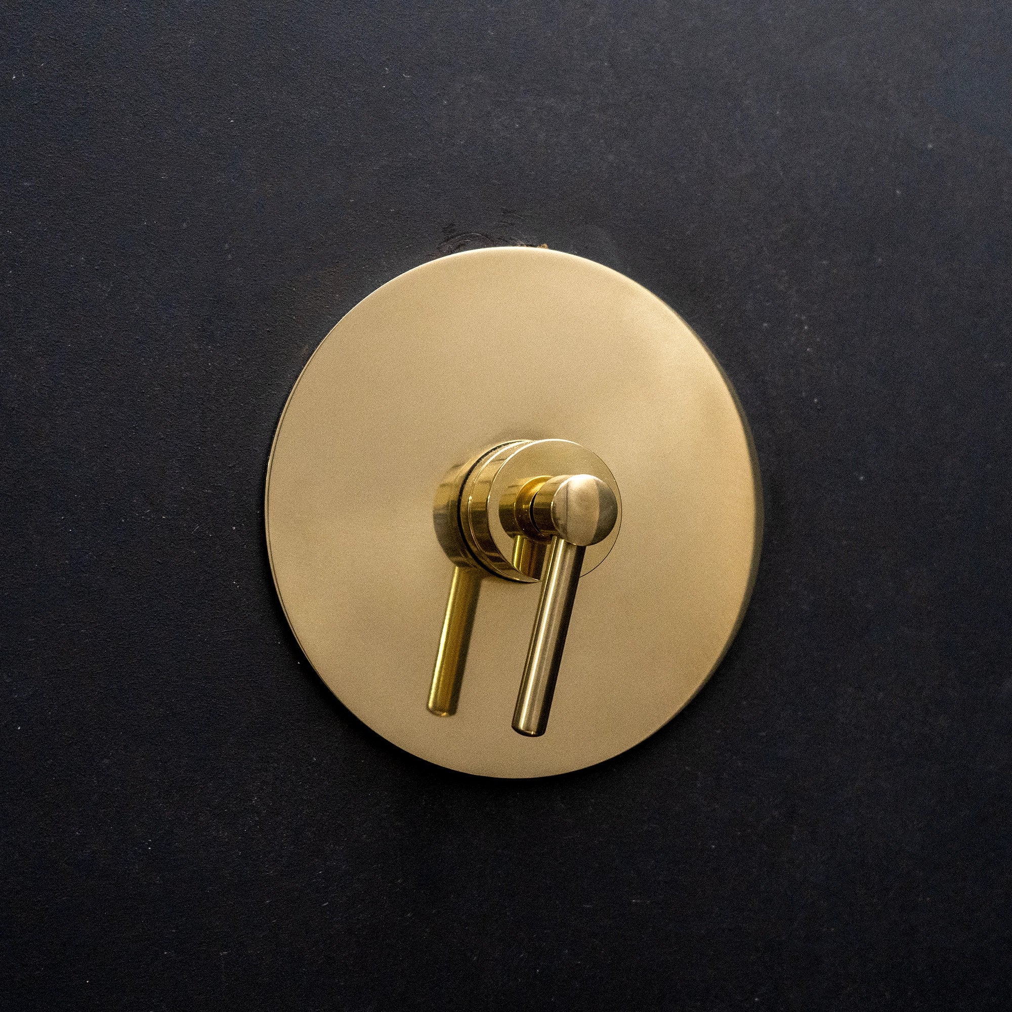 Handcrafted Solid Brass Luxura Thermostatic Shower Shower System - Detail View | Brassna