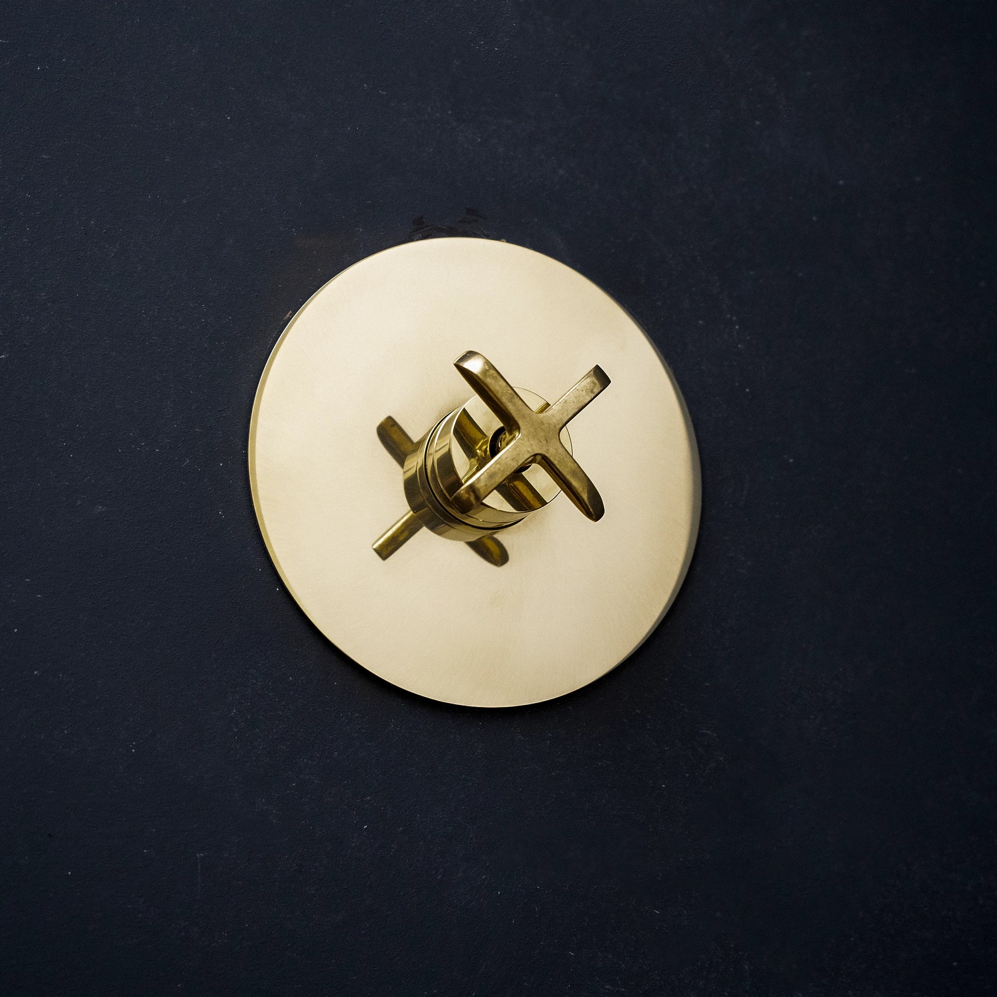 Handcrafted Solid Brass Luxura Thermostatic Shower H002 Shower System - Detail View | Brassna