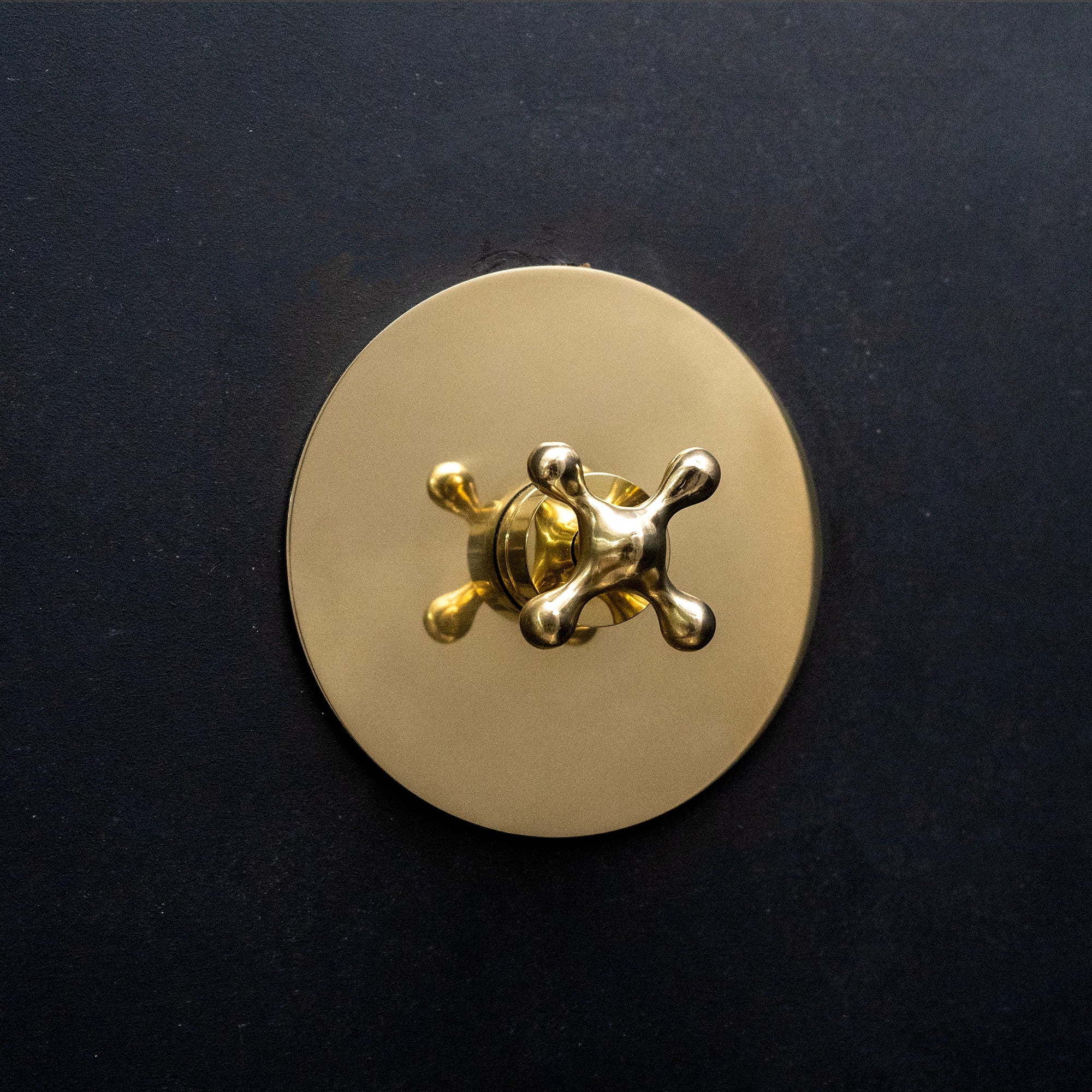 Handcrafted Solid Brass Luxura Thermostatic Shower Shower System - Detail View | Brassna