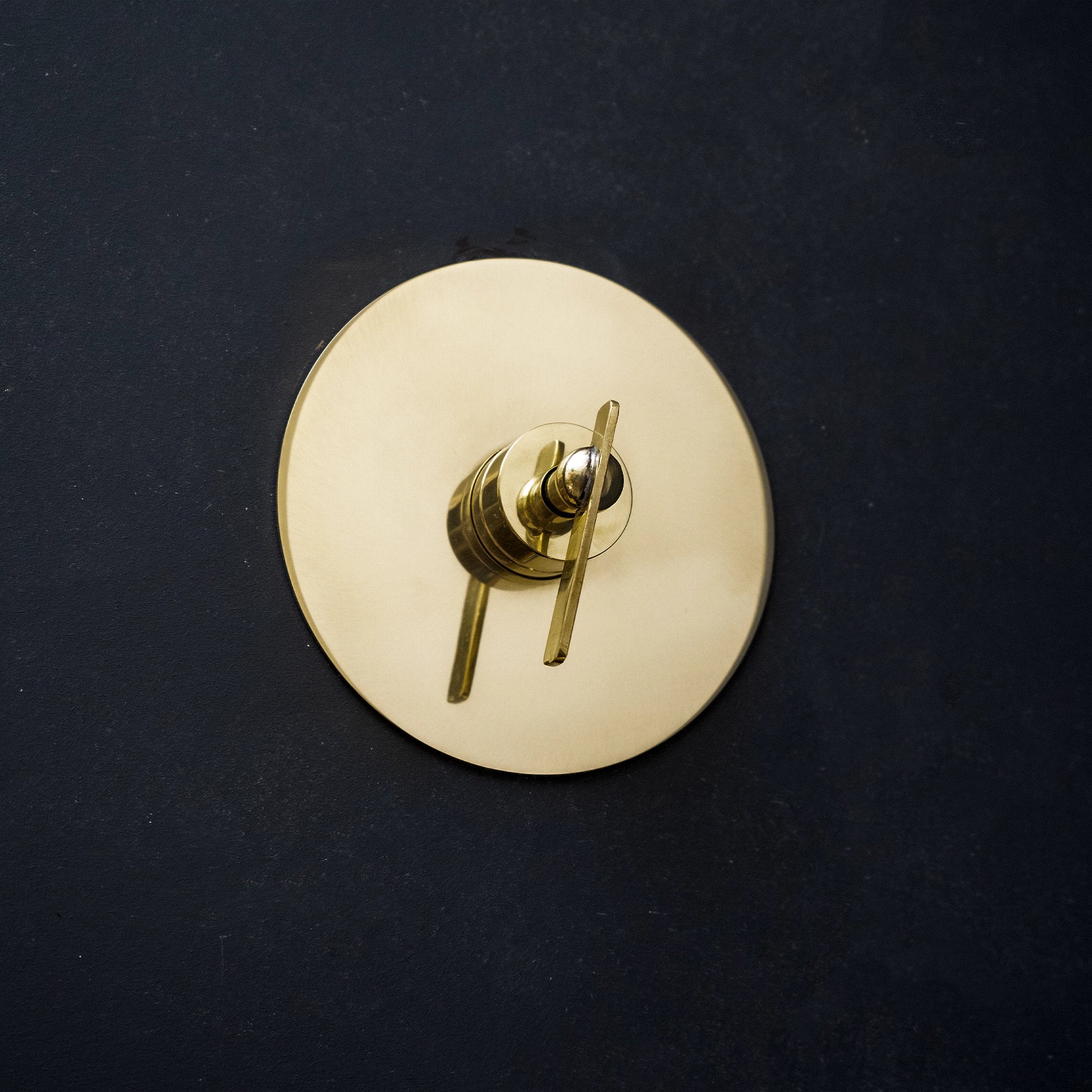 Solid Brass Handmade Brass Wall-Mounted Tub Filler with Thermostatic Valve Shower System - Detail View | Brassna