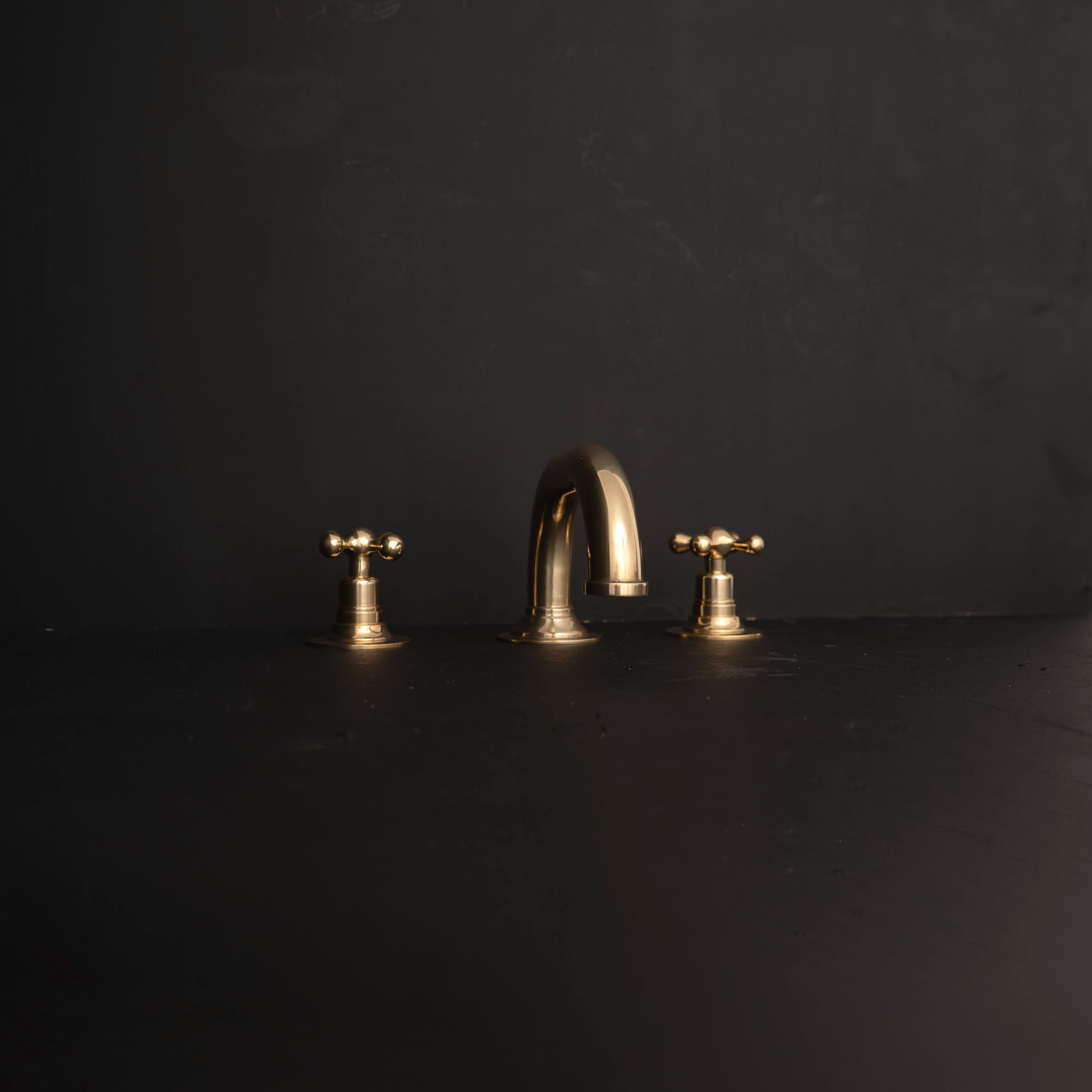Handcrafted Solid Brass Deck Mounted Bathroom Faucet SP Bathroom Faucet - Detail View | Brassna