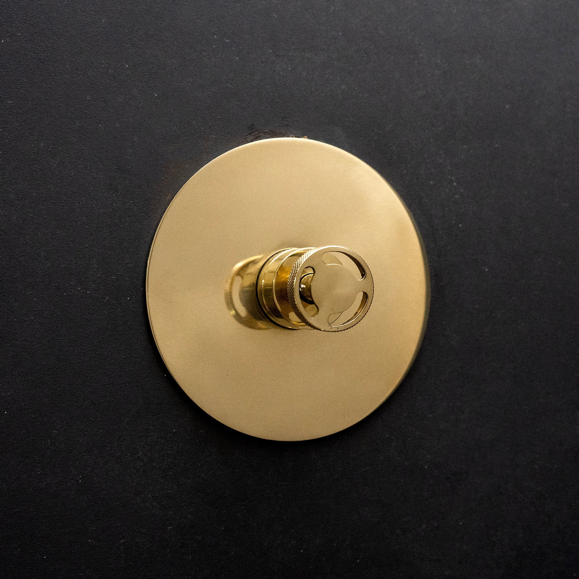 Handcrafted Solid Brass Luxura Thermostatic Shower Shower System - Detail View | Brassna