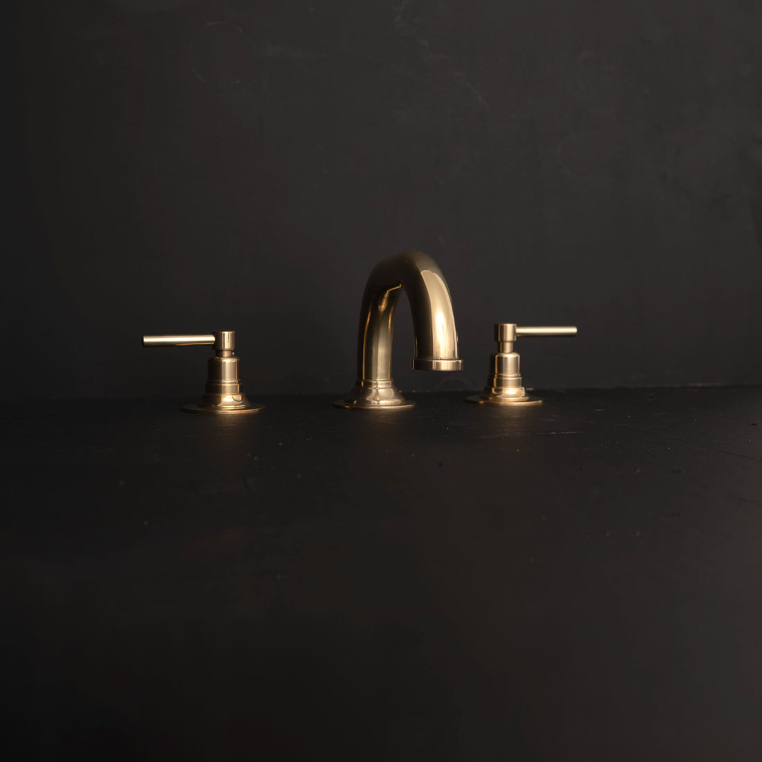 Widespread sink faucet