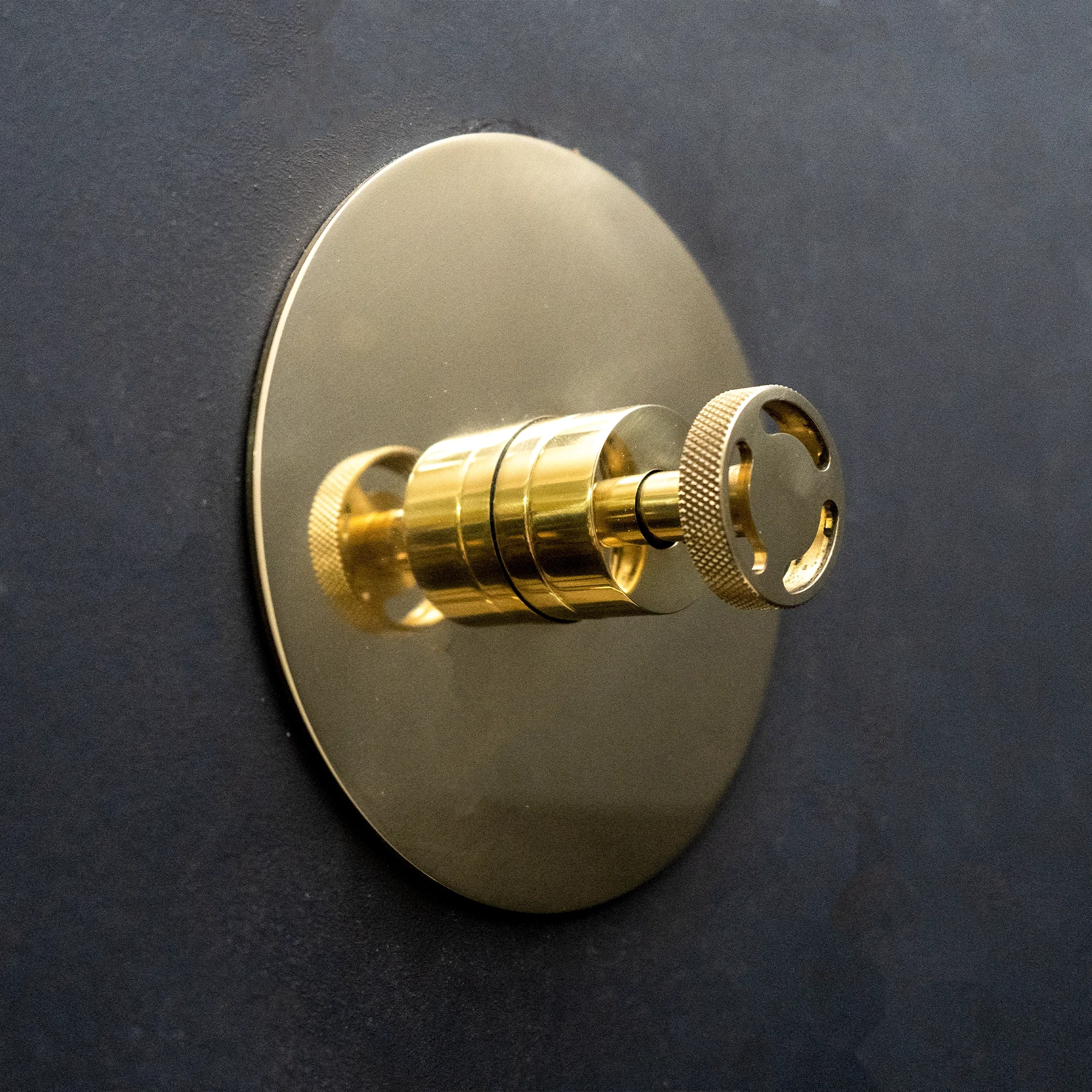 Handcrafted Solid Brass Luxura Thermostatic Shower Shower System - Detail View | Brassna