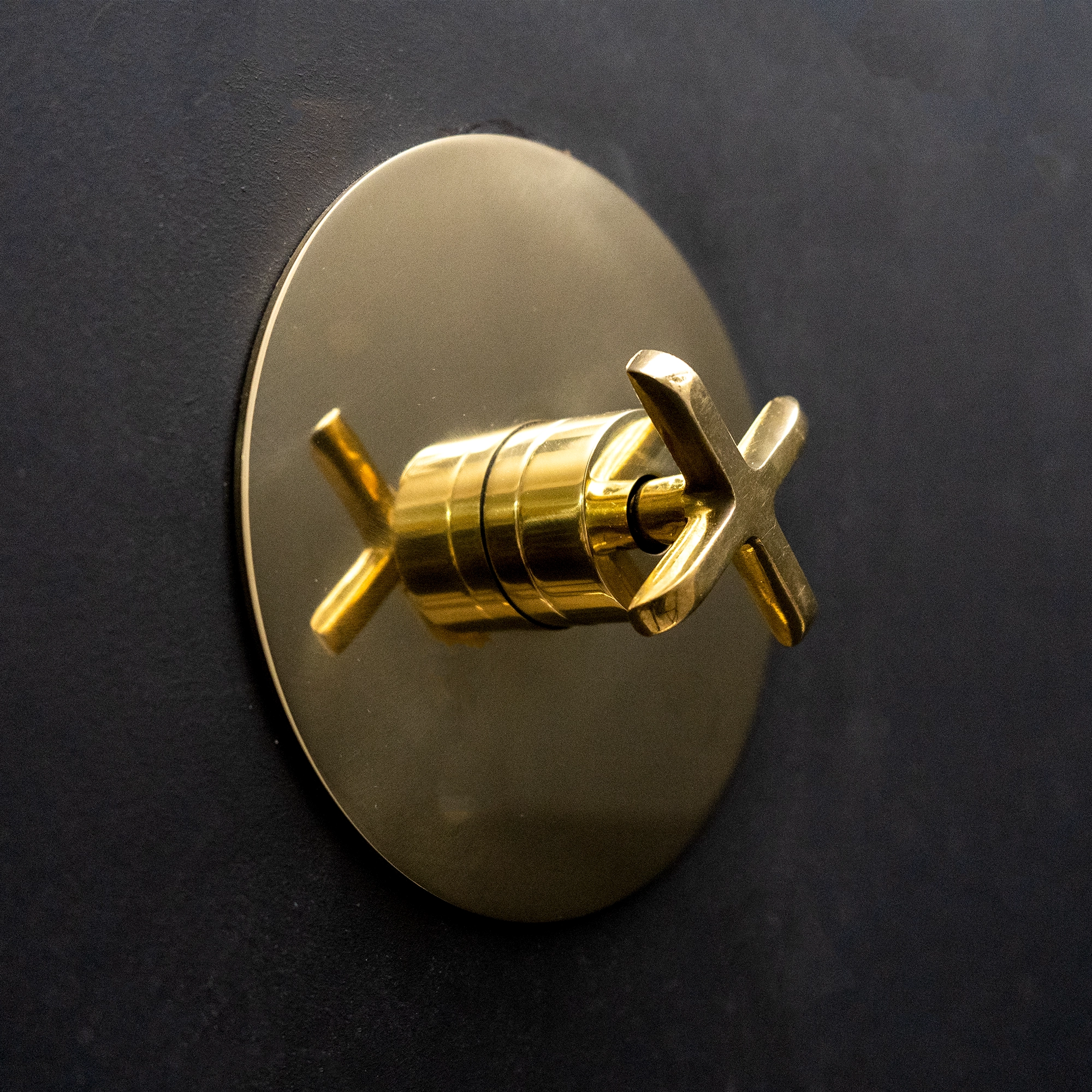 Handcrafted Solid Brass Luxura Thermostatic Shower H002 Shower System - Detail View | Brassna