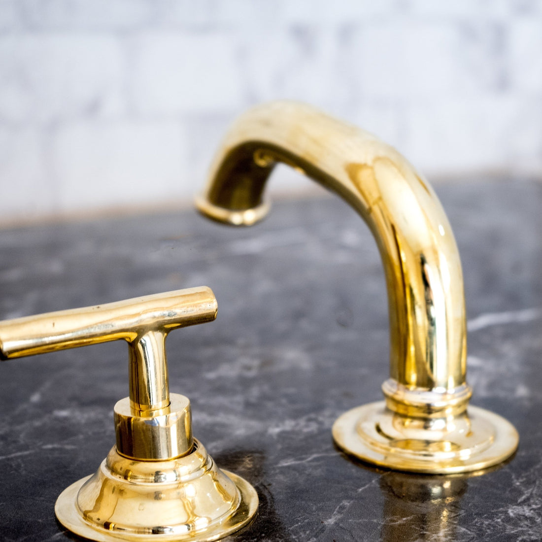 Unlacquered Brass Deck Mounted Sink Faucet, Widespread 3 Holes Bath Faucet Deck Mounted Faucet