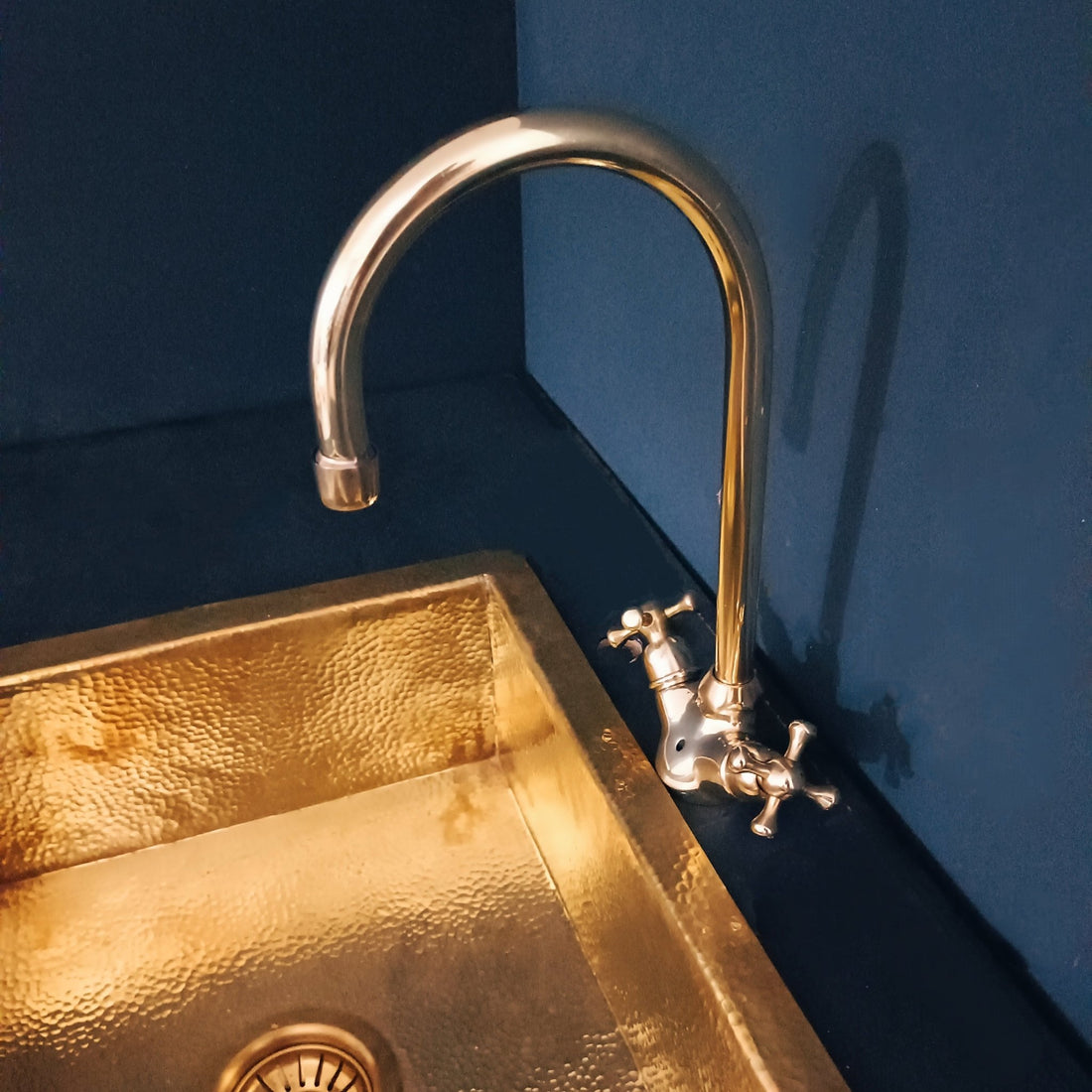 Single Hole Unlacquered Brass Gooseneck Faucet, Handracfted Engraving Bathroom Faucet, Kitchen Faucet Brass Gooseneck Faucet
