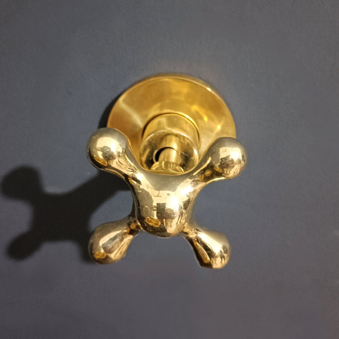  Wall mounted shut off valve with cross handle