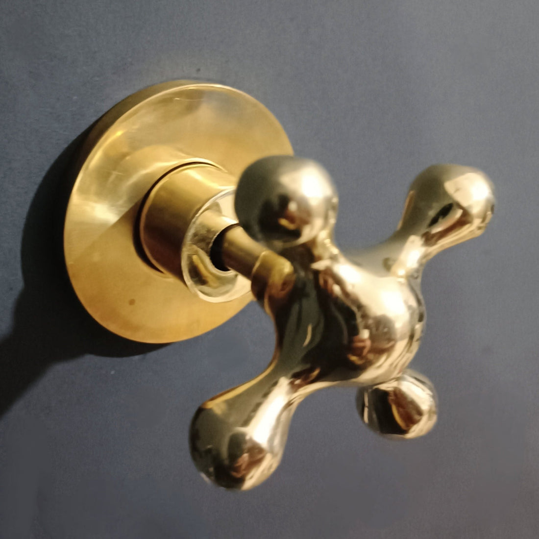  Wall mounted shut off valve with cross handle